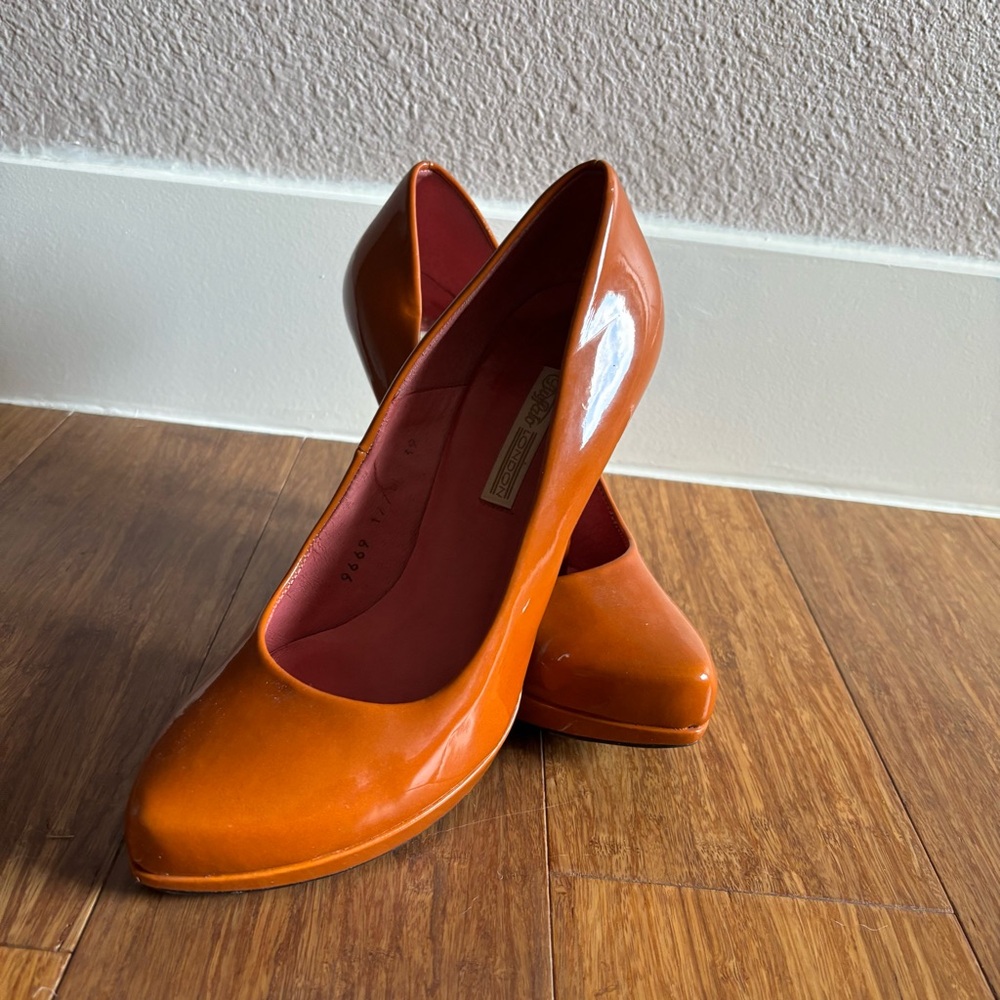 Buffalo London faux patent leather high heeled pumps 8.5